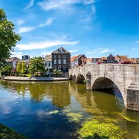 water naast terras brug